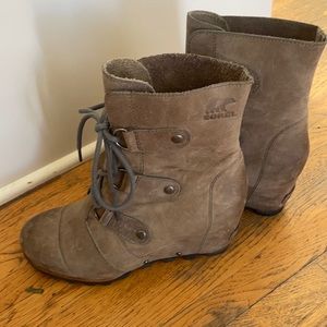 Sorel lace up wedge leather boots.